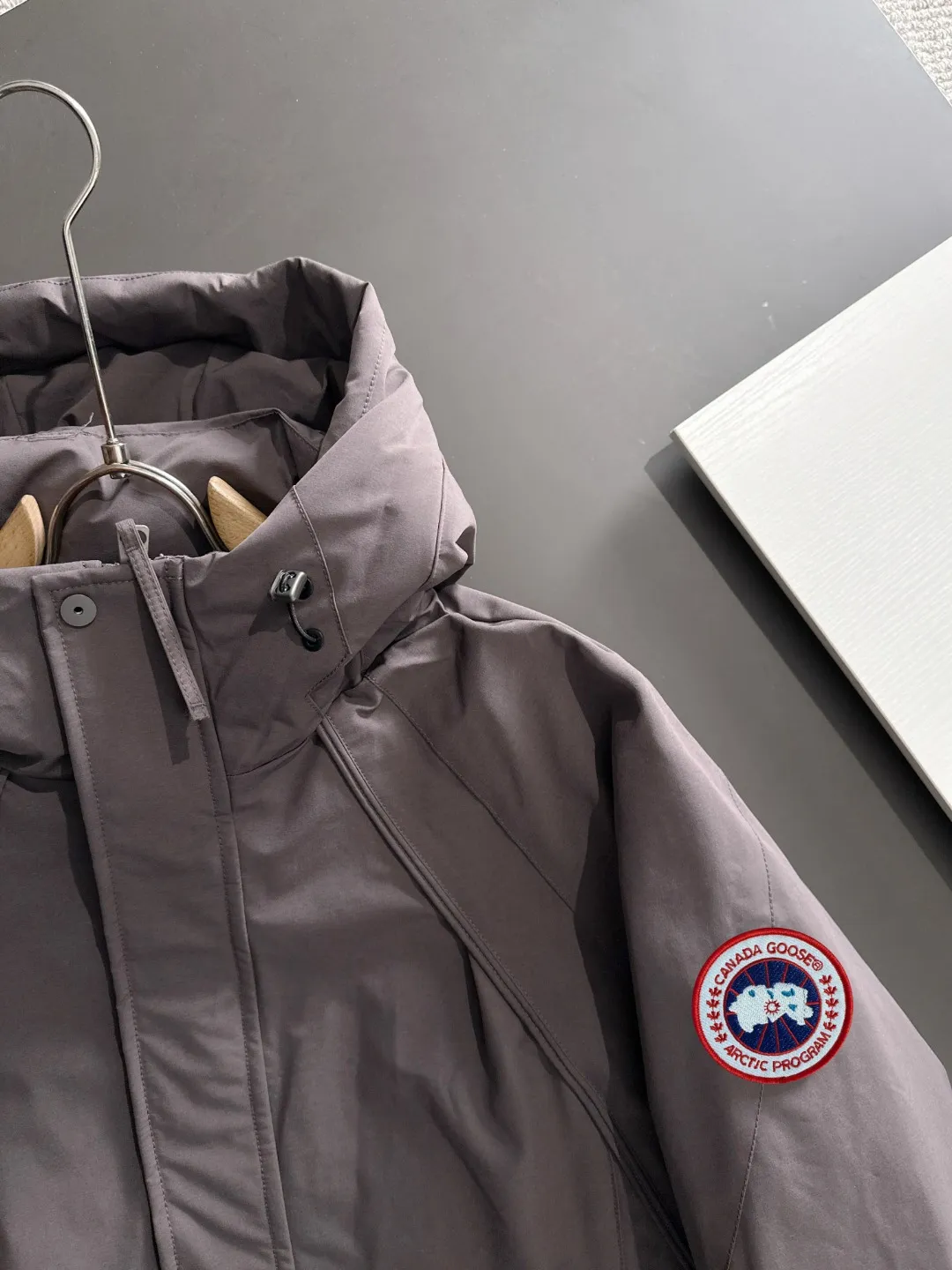 Two-day delivery time P960 Big Goose 🔥🔥 High-end customization 2025 winter official website's latest popular down jacket. Original custom-made hardware accessories for customers, all imported and original customization. Welcome to compare at the counter. Absolutely high quality. Use top-grade 90 white goose down. Super soft. Filled with fluffy and full feathers. Super heavy work. Fabric workmanship is excellent. The version is super perfect. Note⚠The fabric is super comfortable. Exclusive model. High-end quality. A must-have warm and protective artifact in winter. Size: M-3XL